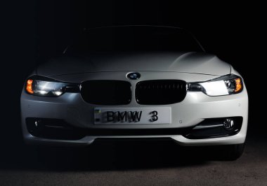 Zaporizhia, Ukrayna, 8 Mart 2020. Bmw 328i, siyah arka planda beyaz araba..