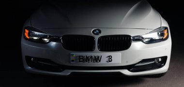 Zaporizhia, Ukrayna, 8 Mart 2020. Bmw 328i, siyah arka planda beyaz araba..