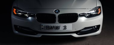 Zaporizhia, Ukrayna, 8 Mart 2020. Bmw 328i, siyah arka planda beyaz araba..