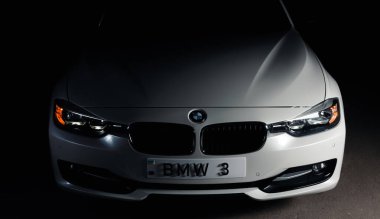 Zaporizhia, Ukrayna, 8 Mart 2020. Bmw 328i, siyah arka planda beyaz araba..