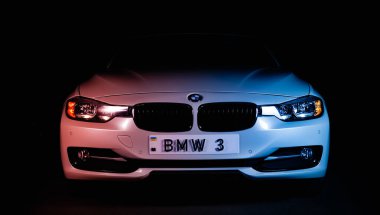 Zaporizhia, Ukrayna, 8 Mart 2020. Bmw 328i, siyah arka planda beyaz araba..