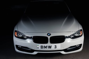 Zaporizhia, Ukrayna, 8 Mart 2020. Bmw 328i, siyah arka planda beyaz araba..