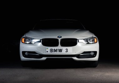 Zaporizhia, Ukrayna, 8 Mart 2020. Bmw 328i, siyah arka planda beyaz araba..