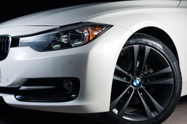 Zaporizhia, Ukrayna, 8 Mart 2020. Bmw 328i, siyah arka planda beyaz araba..