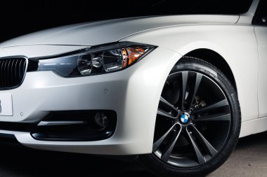 Zaporizhia, Ukrayna, 8 Mart 2020. Bmw 328i, siyah arka planda beyaz araba..