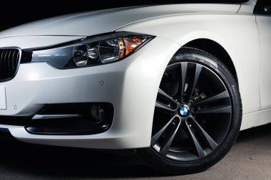 Zaporizhia, Ukrayna, 8 Mart 2020. Bmw 328i, siyah arka planda beyaz araba..