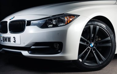 Zaporizhia, Ukrayna, 8 Mart 2020. Bmw 328i, siyah arka planda beyaz araba..