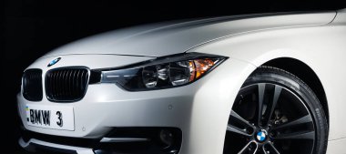 Zaporizhia, Ukrayna, 8 Mart 2020. Bmw 328i, siyah arka planda beyaz araba..