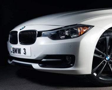 Zaporizhia, Ukrayna, 8 Mart 2020. Bmw 328i, siyah arka planda beyaz araba..