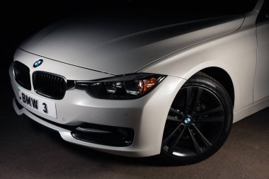 Zaporizhia, Ukrayna, 8 Mart 2020. Bmw 328i, siyah arka planda beyaz araba..