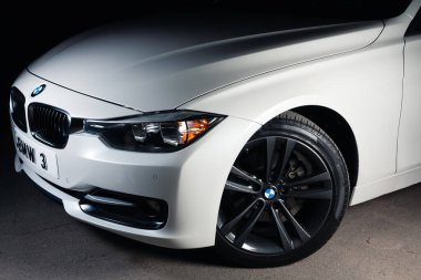 Zaporizhia, Ukrayna, 8 Mart 2020. Bmw 328i, siyah arka planda beyaz araba..