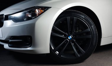 Zaporizhia, Ukrayna, 8 Mart 2020. Bmw 328i, siyah arka planda beyaz araba..