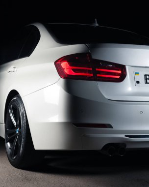 Zaporizhia, Ukrayna, 8 Mart 2020. Bmw 328i, siyah arka planda beyaz araba..