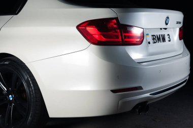 Zaporizhia, Ukrayna, 8 Mart 2020. Bmw 328i, siyah arka planda beyaz araba..