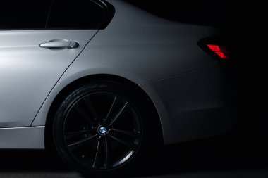 Zaporizhia, Ukrayna, 8 Mart 2020. Bmw 328i, siyah arka planda beyaz araba..