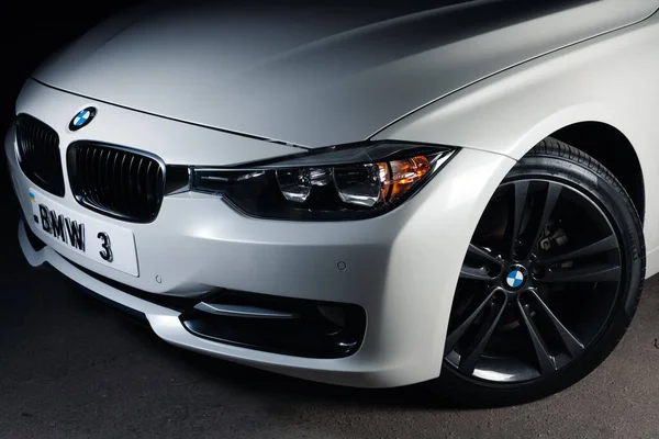 Zaporizhia, Ukrayna, 8 Mart 2020. Bmw 328i, siyah arka planda beyaz araba..