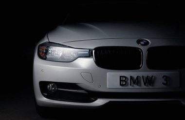 Zaporizhia, Ukrayna, 8 Mart 2020. Bmw 328i, siyah arka planda beyaz araba..