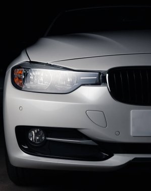 Zaporizhia, Ukrayna, 8 Mart 2020. Bmw 328i, siyah arka planda beyaz araba..