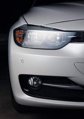 Zaporizhia, Ukrayna, 8 Mart 2020. Bmw 328i, siyah arka planda beyaz araba..