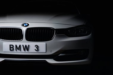 Zaporizhia, Ukrayna, 8 Mart 2020. Bmw 328i, siyah arka planda beyaz araba..