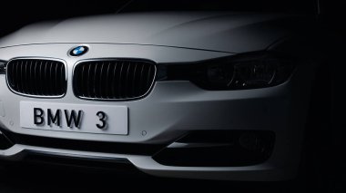 Zaporizhia, Ukrayna, 8 Mart 2020. Bmw 328i, siyah arka planda beyaz araba..