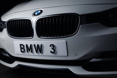 Zaporizhia, Ukrayna, 8 Mart 2020. Bmw 328i, siyah arka planda beyaz araba..