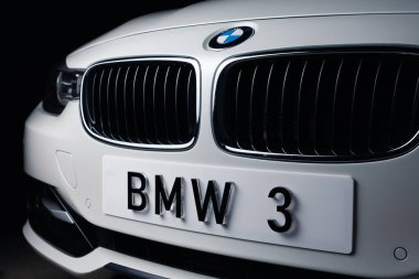 Zaporizhia, Ukrayna, 8 Mart 2020. Bmw 328i, siyah arka planda beyaz araba..