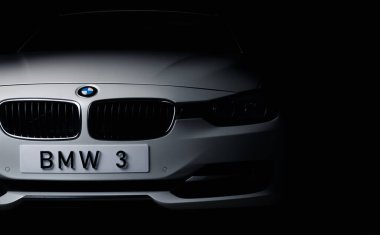 Zaporizhia, Ukrayna, 8 Mart 2020. Bmw 328i, siyah arka planda beyaz araba..