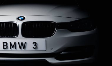 Zaporizhia, Ukrayna, 8 Mart 2020. Bmw 328i, siyah arka planda beyaz araba..