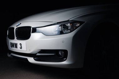 Zaporizhia, Ukrayna, 8 Mart 2020. Bmw 328i, siyah arka planda beyaz araba..