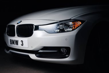 Zaporizhia, Ukrayna, 8 Mart 2020. Bmw 328i, siyah arka planda beyaz araba..