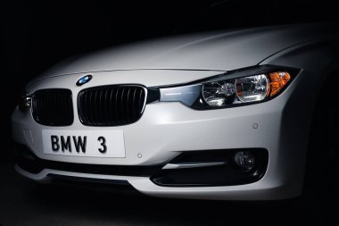 Zaporizhia, Ukrayna, 8 Mart 2020. Bmw 328i, siyah arka planda beyaz araba..