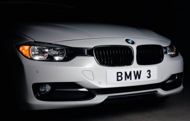 Zaporizhia, Ukrayna, 8 Mart 2020. Bmw 328i, siyah arka planda beyaz araba..