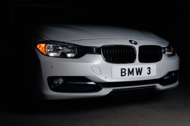 Zaporizhia, Ukrayna, 8 Mart 2020. Bmw 328i, siyah arka planda beyaz araba..