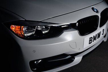 Zaporizhia, Ukrayna, 8 Mart 2020. Bmw 328i, siyah arka planda beyaz araba..