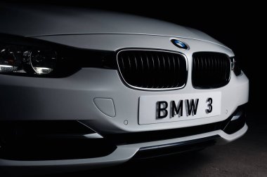 Zaporizhia, Ukrayna, 8 Mart 2020. Bmw 328i, siyah arka planda beyaz araba..