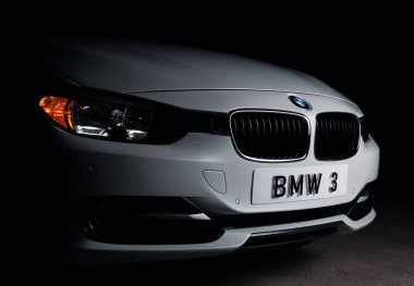 Zaporizhia, Ukrayna, 8 Mart 2020. Bmw 328i, siyah arka planda beyaz araba..