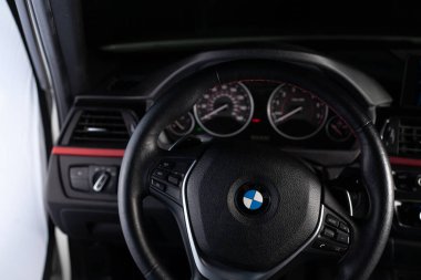 Zaporizhia, Ukrayna, 8 Mart 2020. BMW 328i 'nin içi siyah..