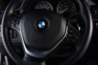 Zaporizhia, Ukrayna, 8 Mart 2020. BMW 328i 'nin içi siyah..