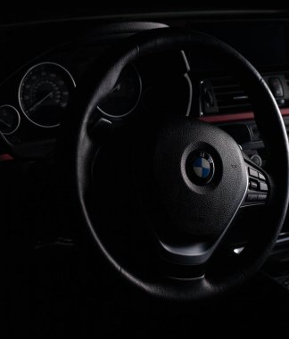 Zaporizhia, Ukrayna, 8 Mart 2020. BMW 328i 'nin içi siyah..