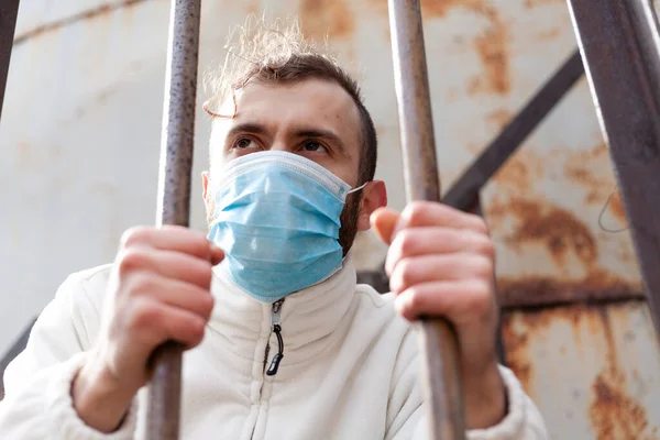 Antiviral maskeli adam yasak bölgede bulunuyor. Karantina ve yasaları çiğneme kavramı.