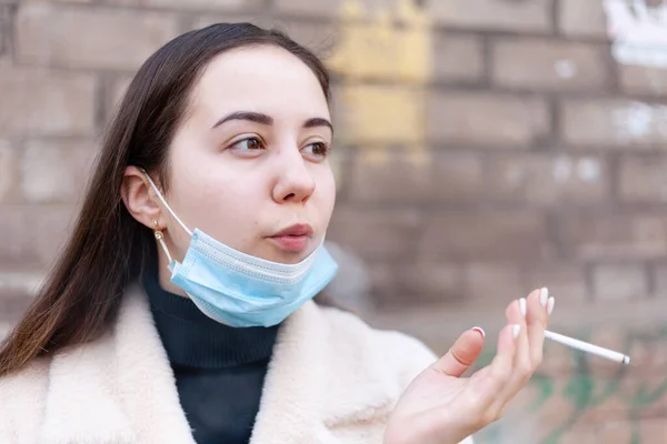 Una Ragazza Con Una Maschera Antivirale Toglie Fuma Una Sigaretta — Foto Stock