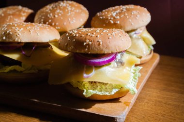 Tahta tepside ev yapımı çizburgerler..