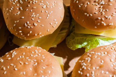 Tahta tepside ev yapımı çizburgerler..