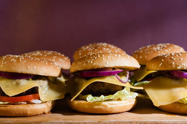 Domácí Cheeseburgery Dřevěném Podnosu — Stock fotografie