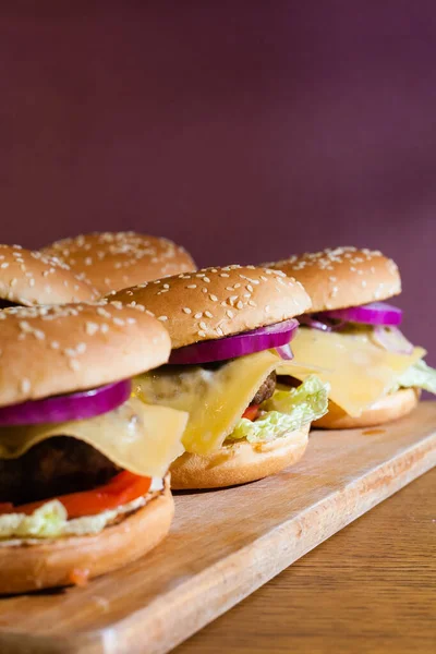 Domowe Cheeseburgery Drewnianej Tacy — Zdjęcie stockowe
