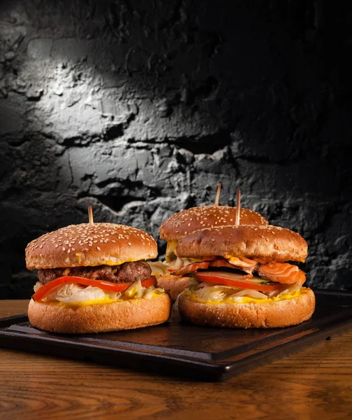 Menu Různých Hamburgerů Jedné Desce Boční Pohled Rybí Burger Hamburger — Stock fotografie