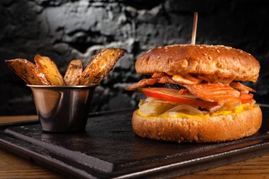 Duvarda kırmızı balık eti parçaları olan iştah açıcı balık burgeri. Balık dolu stok fotoğraf burgeri.