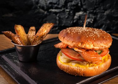 Duvarda kırmızı balık eti parçaları olan iştah açıcı balık burgeri. Balık dolu stok fotoğraf burgeri.