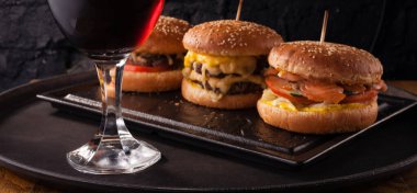 Bardakta soğuk bira ve sulu büyük hamburger şeklinde atıştırmalık. Fast food.